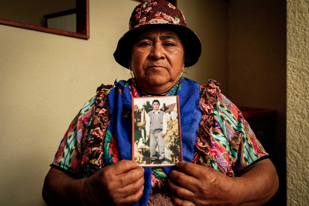 Lucía sostiene la foto de su hijo desaparecido